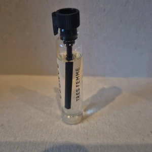 Parfym 2ml  - Tres femme 2ml från ESSNCE endast doftat på den. 45kr ny.