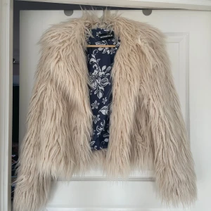 Beige fuskpälsjacka - En supercool jacka i fuskpäls från Rock and Blue i storlek 38!🥰 Aldrig använd💖 Orginalpris 899 kr 