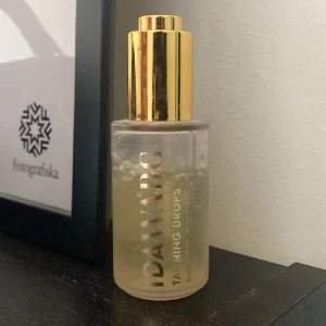 Ida Warg Tanning Drops - Tanning Drops från Ida Warg i en genomskinlig glasflaska med guldig pump. Perfekt för att blanda i din dagkräm för en solkysst look. Lättflytande formula som ger gradvis färg och glow.