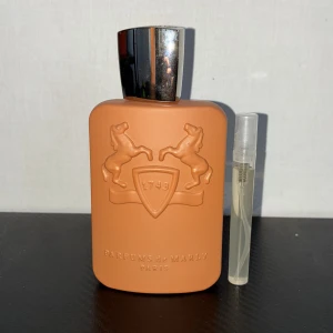 Parfums de Marly althair - SUPERPRIS!!! Säljer samples på denna lyxiga exklusiva parfym för dig som vill dofta unikt men samtidigt oemotståndligt. 1ml 29kr 2ml 55kr 3ml 85kr 5ml 150kr 10ml 200kr 15ml 325kr 30ml 599kr skriv vid minsta fundering 