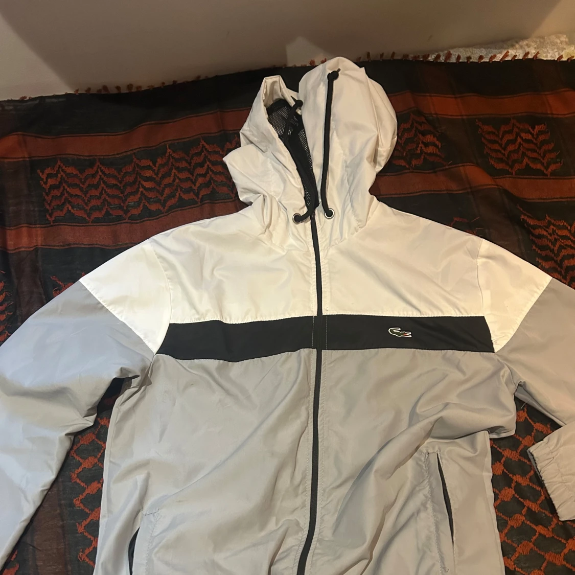 Lacoste vindjacka och byxor