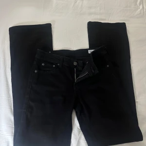Svarta lågmidjade bootcut jeans - Svarta utsvängda lågmidjade jeans från Zara. De är helt nya och aldrig använda, och därpå kolsvarta. De passar även folk som har på sig XS.