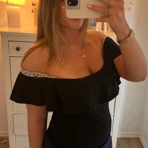 Svart offshoulder topp med volang - Säljer en svart offshoulder topp med bred volang . Så så snygg och unik😍passar M