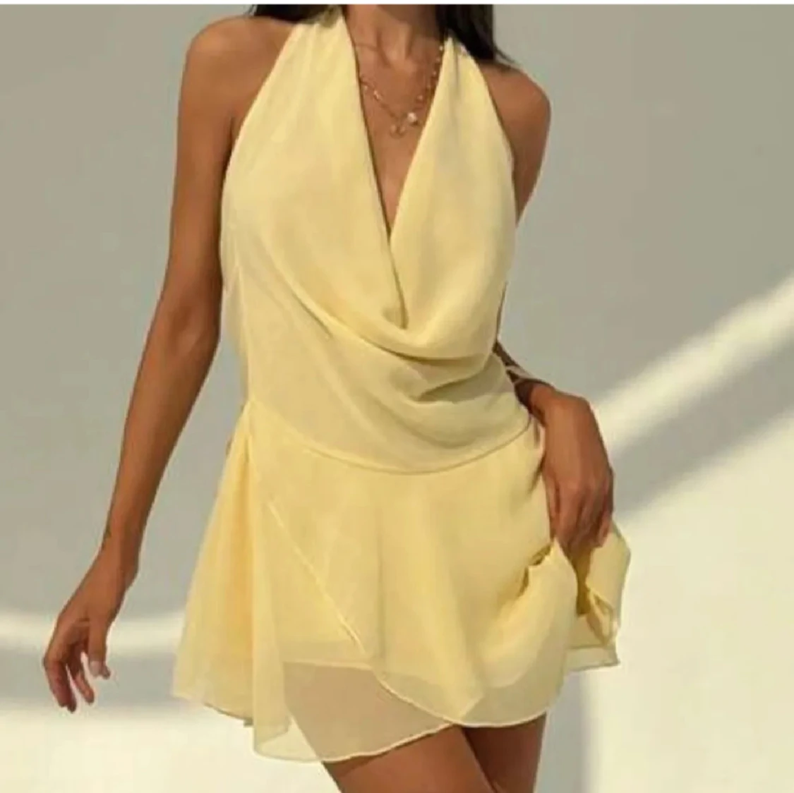 Ljusgul klänning med öppen rygg