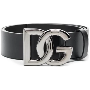 Svart Dolce & Gabbana Bälte - Stilrent svart läder bälte med silverfärgat DG-spänne. ✔️ Helt nytt och oanvänt. ✔️ Storlek: 100 cm. ✔️ Pris: 209 kr/st eller 3 st för 549 kr. (3 st inne just nu.) Kommer ej med originalboxen. Läs också beskrivningen på min profil innan köp. 