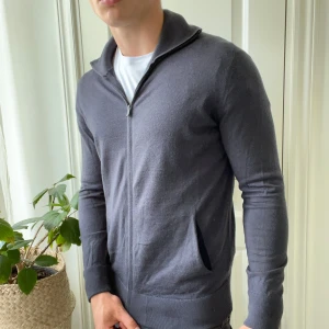 Full zip Massimo Dutti 100% merino wool - Full zip Massimo Dutti 100% merino wool, inga defekter. Modellen bär M och är 180,75 kg. Notera att kragen är väldigt lång vilket jag gillar. Två fickor , dubbelkedjad. Kom med frågor 🙏