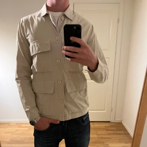 A Days March safarijacka beige  - Säljer denna sjukt snygga safarijackan från A Days March⭐️ Färgen är beige och storleken är S✅ Jackan har inga defekter och skicket är utomordentligt🙌🤝 Sjukt najs passform och passar perfekt till hösten🍁🙌 Tveka inte på att höra av er dig vid minsta fråga eller fundering😊