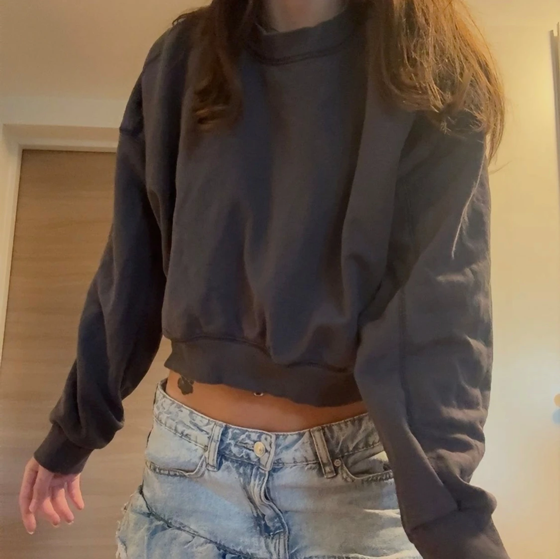 Mörkgrå croppad sweatshirt - 1