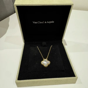 Klöver halsband vit - Doppat i 18k guld och förstörs därav inte! helt ny och otroligt fin! (använt en gång) 