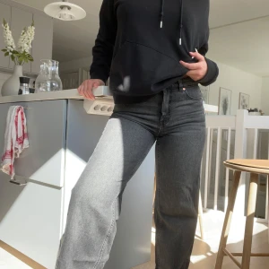 Gråa wide jeans från Denim 1953 - Säljer ett par gråa jeans från Denim 1953 i storlek 38. Jeansen har en rak och lite vidare passform med klassiska fem fickor och hög midja. Tillverkade i jeansmaterial och perfekta för en avslappnad och trendig look.