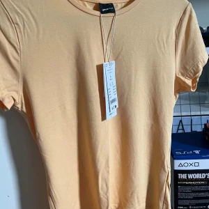 Gina Tricot T-shirt - L - gul - Ny oanvänd t-shirt från Gina Tricot, prislapp kvar. Något liten i storlek. 