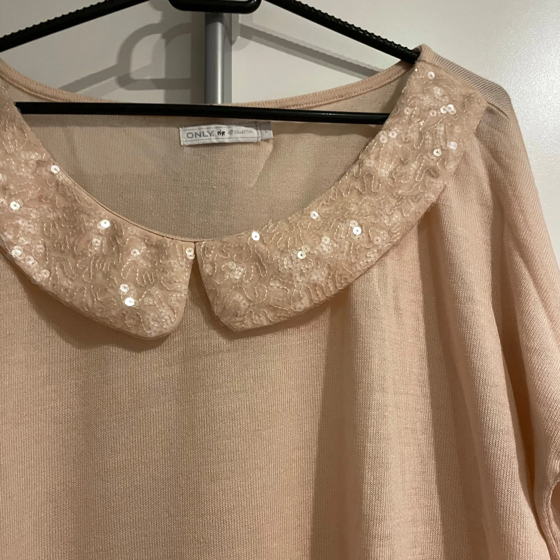 Beige stickad tröja med paljettkrage - 2