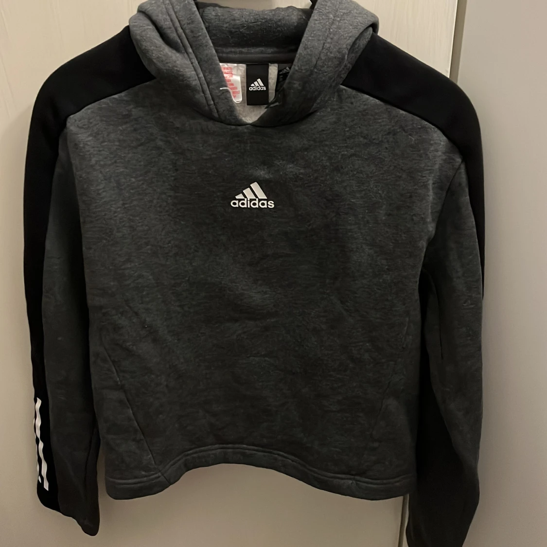 Grå hoodie från Adidas med svarta detaljer - 4