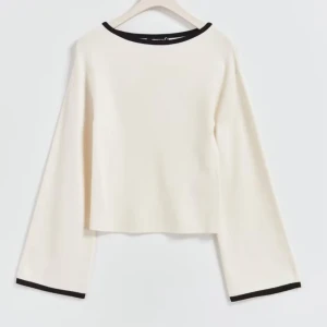 Vit fin stickad tröja ifrån Gina  - Jätte snygg tröja nu till hösten! Jätte fint skick och endast använd fåtal gånger. Hör av er vid frågor annars tryck gärna på köp nu💕