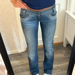 Lågmidjade utsvängda jeans  - Skiit snygga jeans från Lee!! I W29 L35,  mått - innerben: 80 cm, midja rakt över: 40 cm Köm privat för fler mått eller frågor🥰