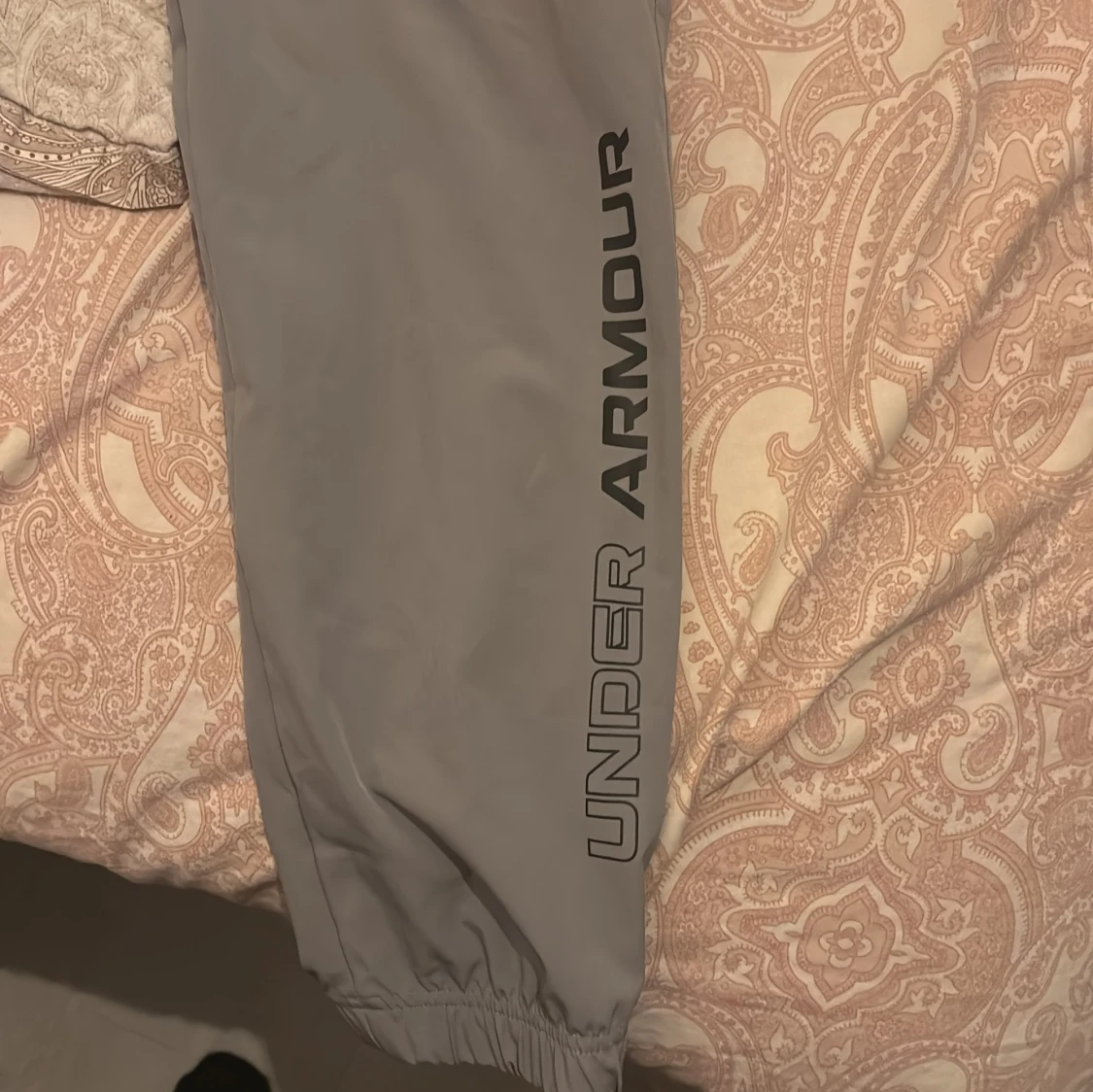 Grå träningsbyxor från Under Armour - 1