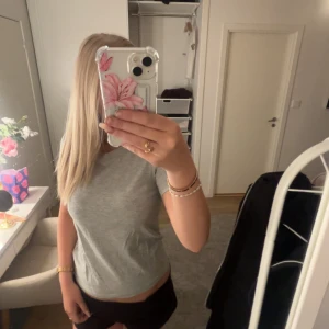 Basic 3-pack tröjor från Gina❣️ - Säljer basic 3pack T-shirts från Gina tricot.          1 grå och 2 svarta. Tröjorna är i storlek S och säljer pga att de är för små. Grå tröjan är aldrig använd och en av de svarta är använd 2-4 gånger💞💞