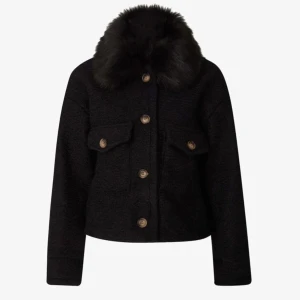 Intressekoll!! - Tänkte kolla intresset av min chelsea kappa, den är använd men har inga synliga defekter. Köpte utav en annan här på plick i vintras. Storlek S, kom med prisförslag vid seriösa intresse!💕