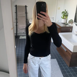 Svart ribbad långärmad tröja - Säljer en svart ribbad långärmad tröja med v-ringning.