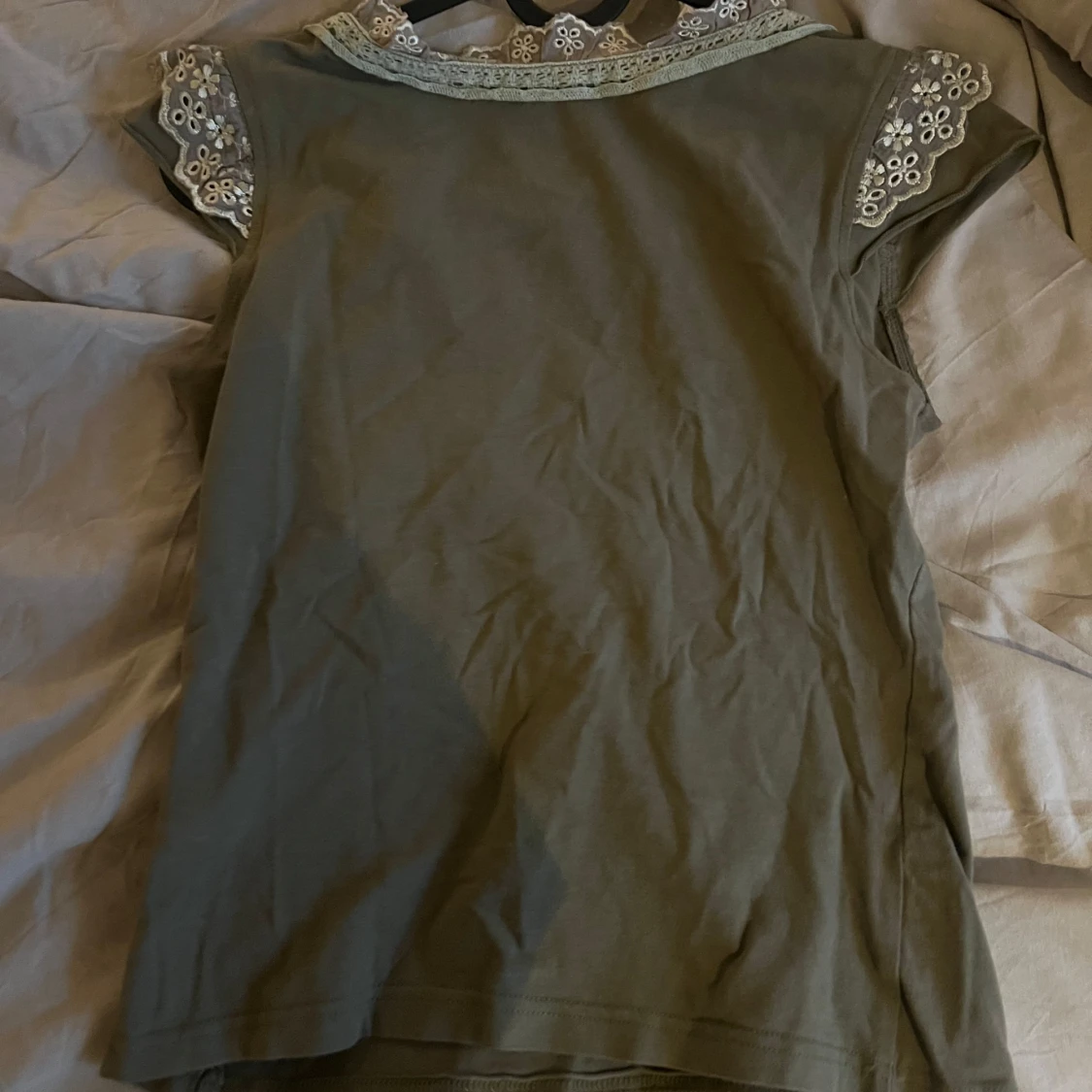 Olivgrön blus med spetsdetaljer - 1