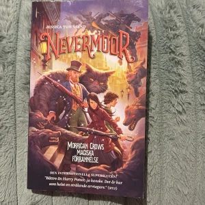 Nevermoor: Morrigan Crows magiska förbannelse - Följ Morrigan Crow till den magiska staden Nevermoor där äventyr, faror och fantastiska varelser väntar. En spännande berättelse fylld av mystik och magi, perfekt för dig som älskar magiska världar och episka utmaningar.
