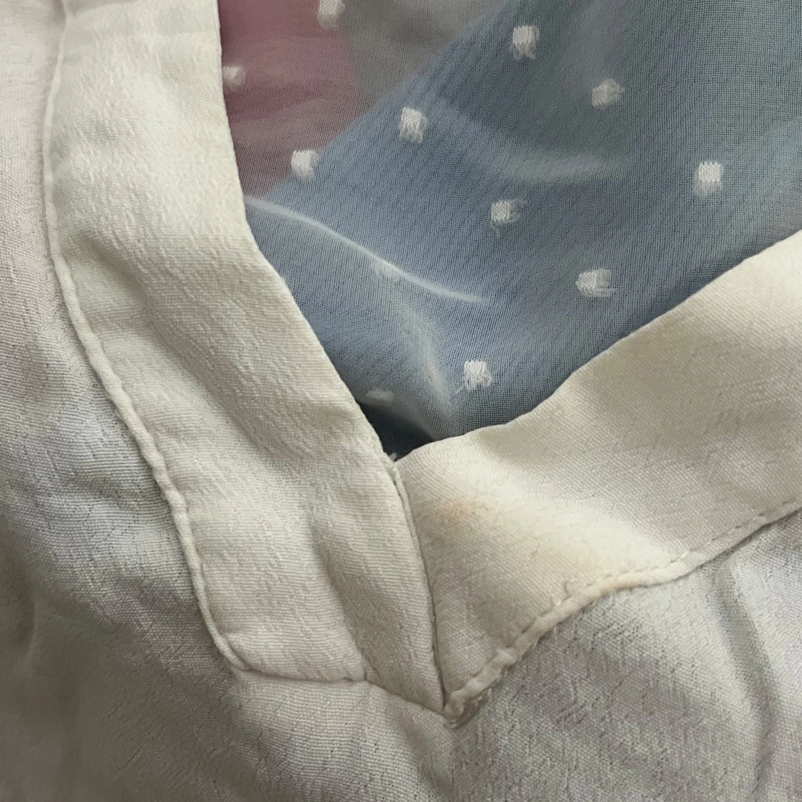 Vit blus med prickiga meshärmar - 2