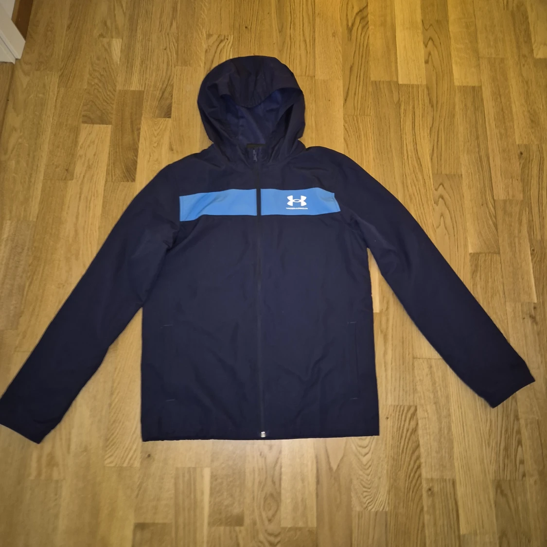 Blå vindjacka från Under Armour XS - S