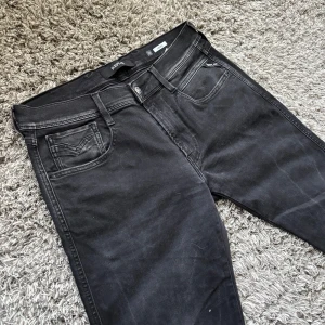 Replay anbass - Säljer dessa feta replay anbass jeansen!⭐️Skick : HELT NYA!🙌 Storlek = W32/L32!🤝Hör gärna av er om ni har funderingar!👍