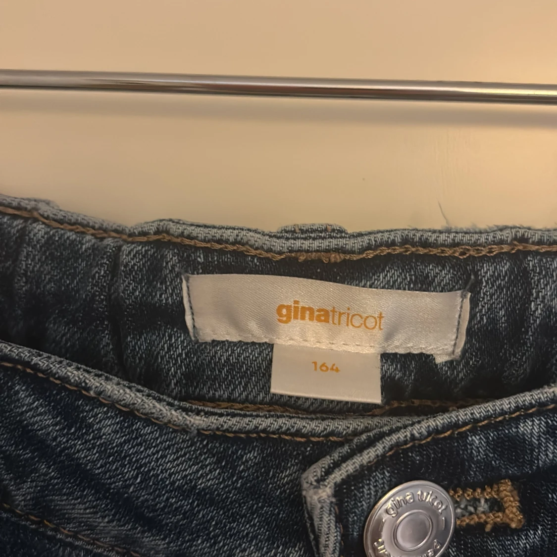 Blå bootcut jeans från Gina Tricot - 2