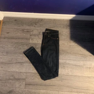 Mörkblå jeans från Nudie - 🔥 Enkel & stilren Mörkblå jeans i slim fit. Klassisk design med snygg passform och stretch för extra komfort. Perfekta till både vardag och kväll 🔥