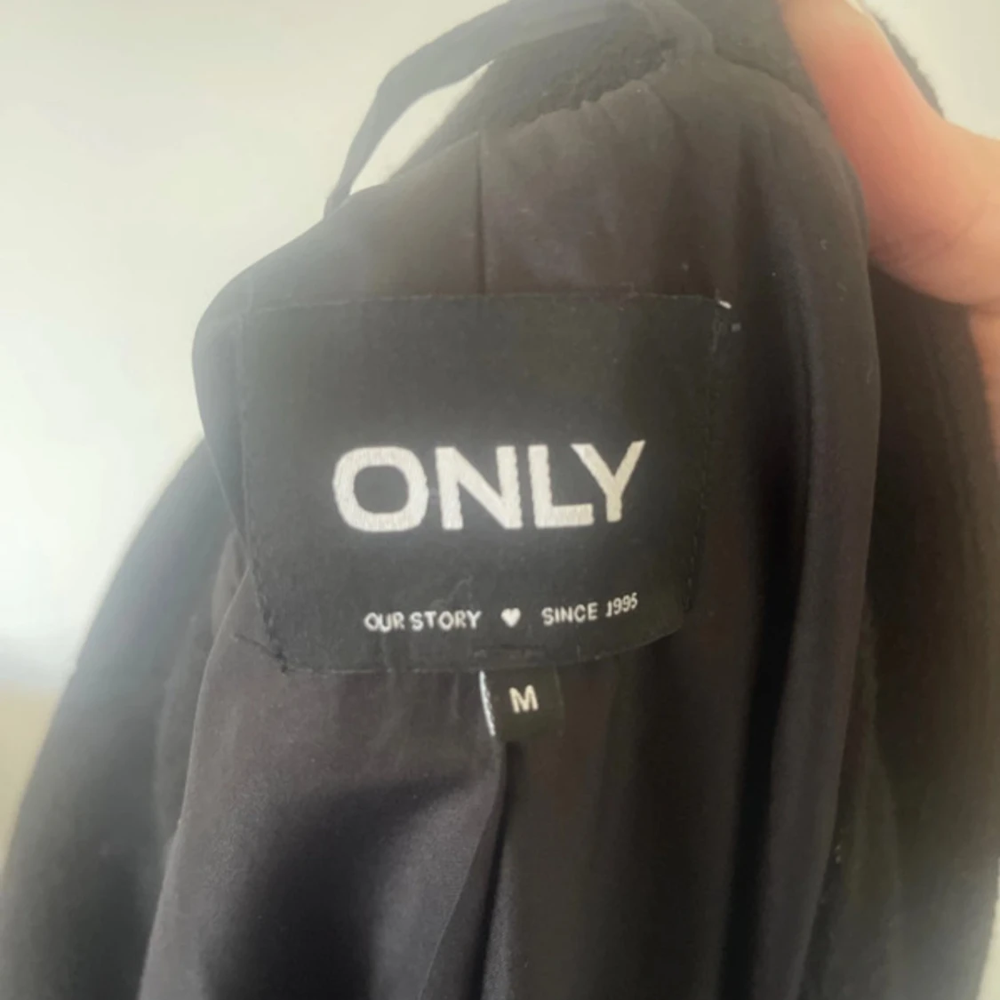 Svart kappa med bälte från ONLY - 2