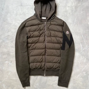 Moncler Cardigan Grön - Grön moncler cardigan i storlek xxl, sitter som en xl. Nyskick utan defekter. New season. Självklart äkta. Slutsåld Worldwide. Vid frågor eller funderingar, hör av dig i DM.