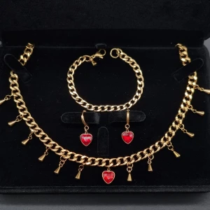 ✨️Exklusivt smyckeset + gåva! - ✨️Exklusivt smyckeset + gåva! Handgjort i rostfritt stål. Halsband 40 cm, armband 16,5 cm (kan göras i önskad längd), örhängen 3 cm. Levereras i lyxig svart ask. Bonus: pärlörhängen (värde 190 kr).🛍