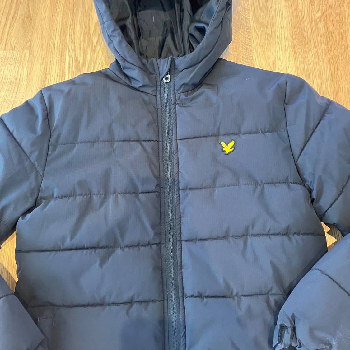 Mörkblå pufferjacka från Lyle & Scott - 1