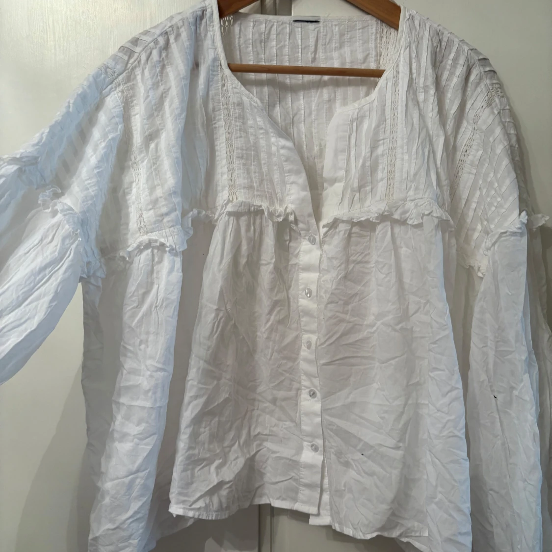 Vit blus med volang från Gina Tricot - 2