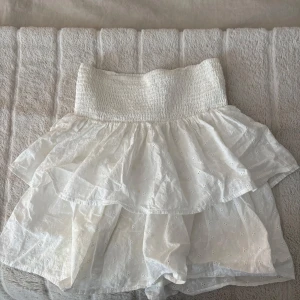 Volangkjol - En söt vit volangkjol från Kappahl i strl 158/164 passar även mig som har XS o byxor🤍