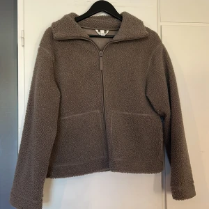 Teddy jacka  - Säljer min populära teddy jacka som är perfekt nu för hösten! Den är från hm. Inte alls mycket använd💞Den är liten i storlek skulle jag säga.