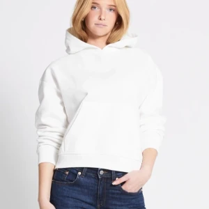 Vit hoodie med huva och ficka - Säljer en stilren vit hoodie med huva och stor magficka. Aldrig använd🤗