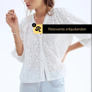 Vit broderad blus med knappar - Superfin vit blus med broderade blommor och hålmönster. Aldrig använt.