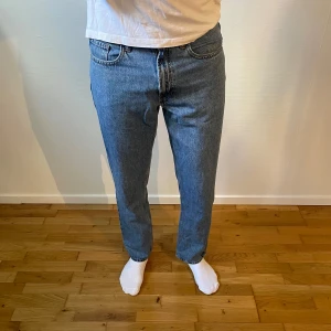Blå raka jeans från Vailent - Säljer ett par klassiska blå jeans från Vailent i rak modell. Jeansen har fem fickor, normal passform och är tillverkade i slitstarkt denimtyg. Perfekt för dig som gillar en enkel och tidlös look. Passar dig som vill ha bekväma jeans med snygg siluett.