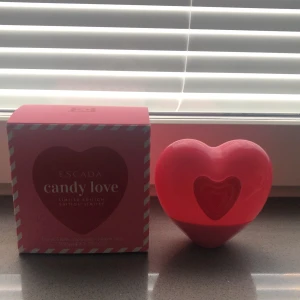 Escada Candy Love Limited Edition 100ml - Parfym från Escada, Candy Love Limited Edition, helt ny och oanvänd:) Luktar jättegott men säljer den då den inte kommer till användning. Perfekt för dig som gillar söta parfymer!