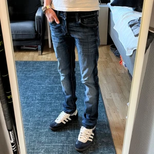 Slim fit jeans Jack & Jones Glenn - Säljer ett par snygga slim fit jeans från Jack & Jones, modell Glenn. De är blå med lätt slitning och klassisk femficksdesign. Jeansen har normal midja och smal passform hela vägen ner. Perfekta till sneakers och t-shirt.