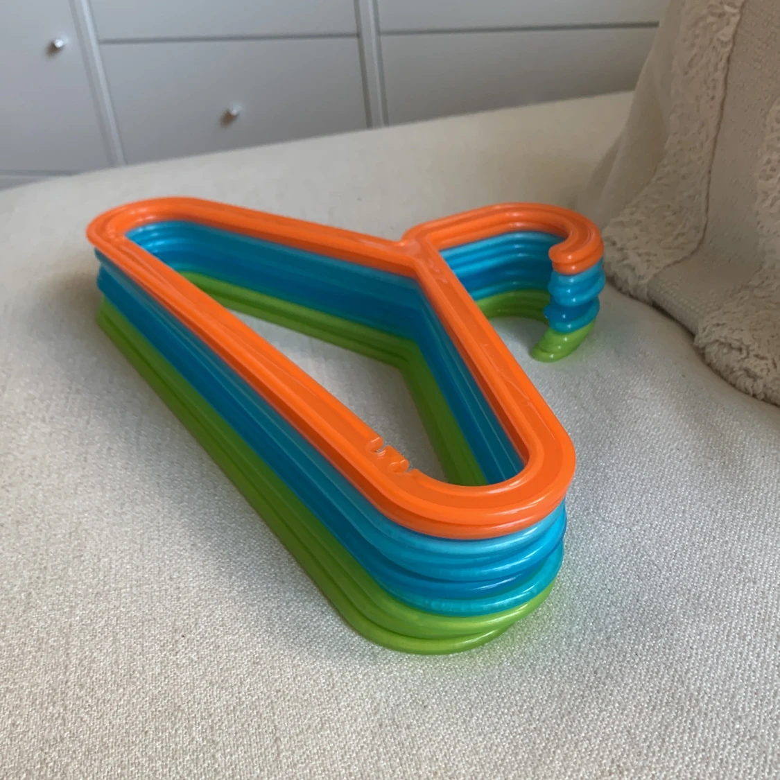 Färgglada barn galgar i orange blå och grön