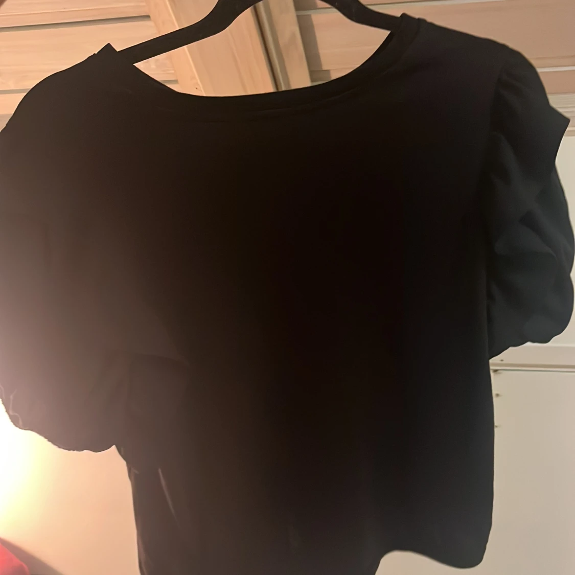 Svart T-shirt med puffärmar - 4