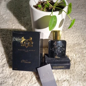 LYXIG PARFYM TILL DRÖMPRIS! 🌟 Parfums de Marly – Nisean (125 ml) | HELT NY & OANVÄND | ORIGINALFÖRPACKNING - LYXIG PARFYM TILL DRÖMPRIS! 🌟 Parfums de Marly – Nisean (125 ml) | HELT NY & OANVÄND | ORIGINALFÖRPACKNING  Letar du efter en unik, kraftfull och lyxig doft som verkligen får dig att sticka ut? Då är Nisean från Parfums de Marly parfymen för dig. Den här doften är inte bara en parfym – det är en upplevelse. En magnetisk, sofistikerad och kryddig orientalisk komposition som andas elegans, mystik och självförtroende.  💎 100% ÄKTA & ORIGINAL 🆕 Aldrig använd – fortfarande förseglad i sin förpackning