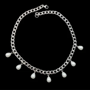 Silverhalsband med droppformade pärlor - Chunky silverfärgat halsband med sju droppformade vita pärlor som hänger längs kedjan. Kedjan är grov och ger en cool kontrast till de eleganta pärlorna. Perfekt för att lyfta vilken outfit som helst med en mix av edgy och classy vibes.