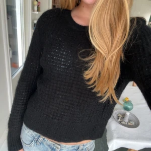 Svart stickad tröja Filippa K - Svart stickad tröja från Filippa K i storlek S. Tröjan har ett snyggt rutigt stickmönster, rund halsringning och långa ärmar. Perfekt för lager-på-lager och passar till både jeans och kjol. Enkel och stilren design som funkar året runt.