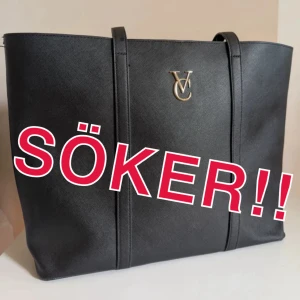 Svart axelväska  - Stilren svart axelväska från Valentino med guldigt VC-emblem framtill. Väskan har en klassisk, fyrkantig form och är tillverkad i slätt skinnliknande material. Perfekt storlek för att få plats med allt du behöver till skolan eller stan.