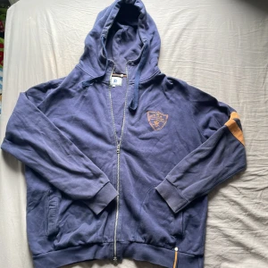 Zip up hoodie - Stor zip up hoodie från jp. Har en del fläckar på olika ställen därav priset. Väldigt mysig dock💕