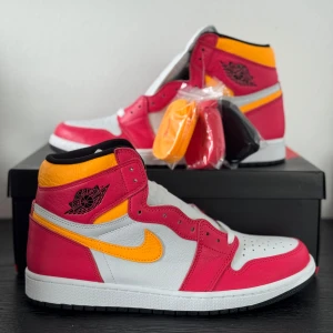 Air Jordan 1 High Fusion Red NYA stl 44.5 - Air Jordan 1 Hogh Fusion Red. Helt nya/oanvända. Storlek 44.5. 